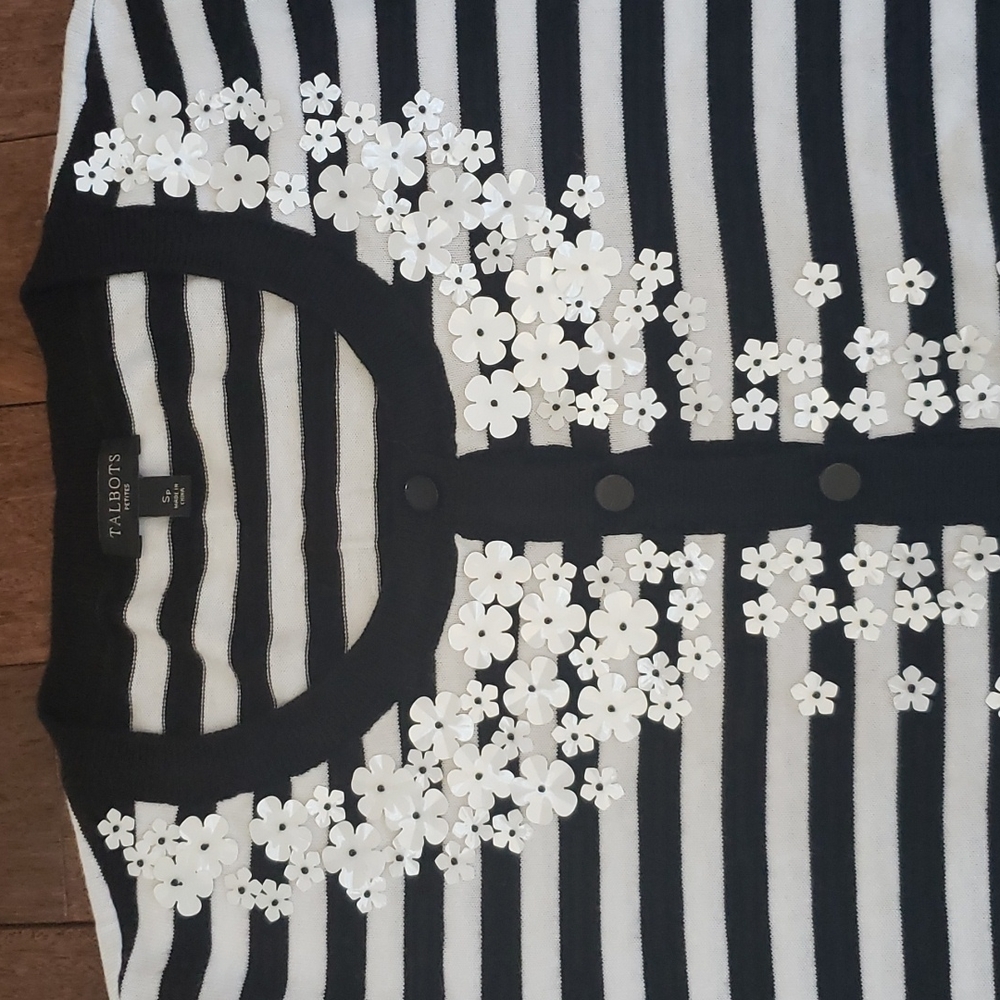 Flower applique cardi